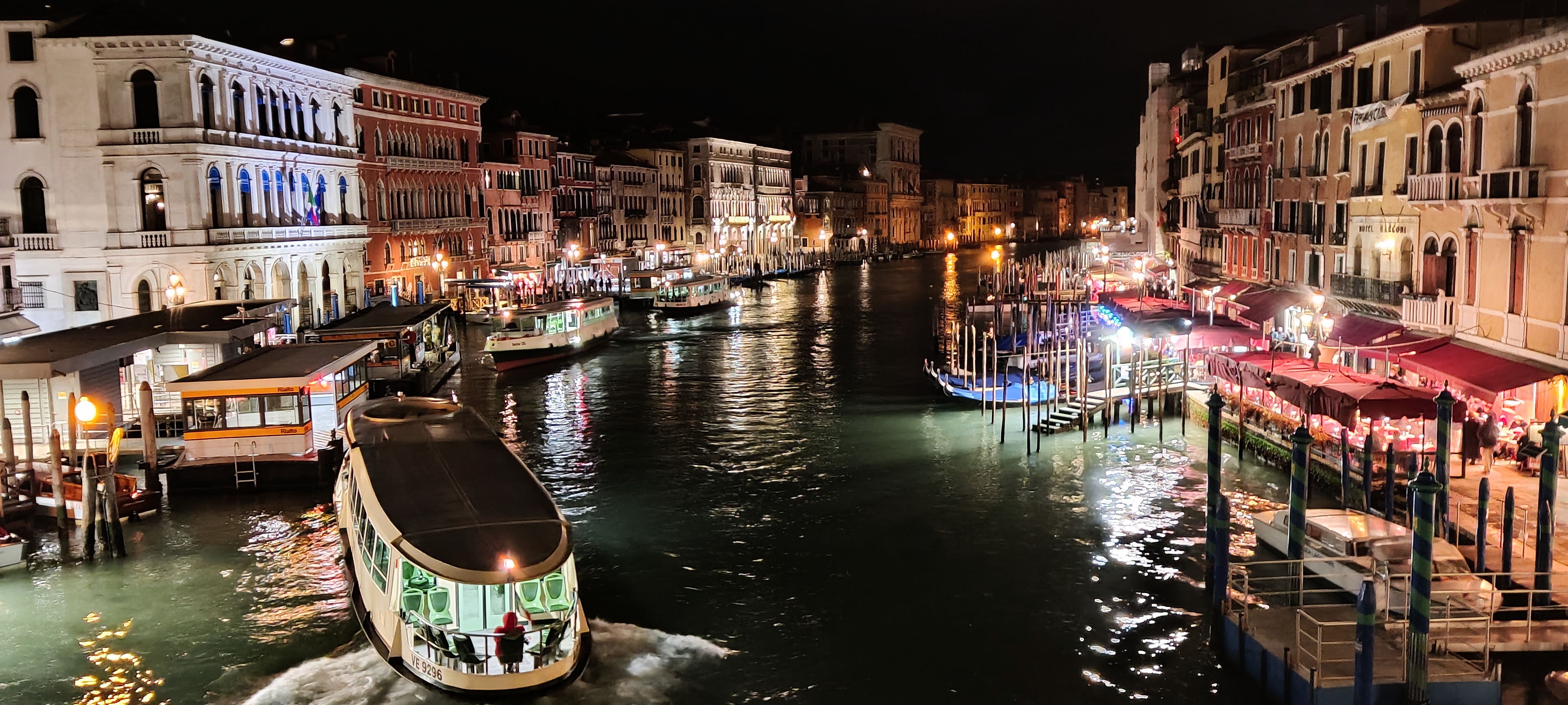 Ambiente nocturno del Gran Canal de Venecia