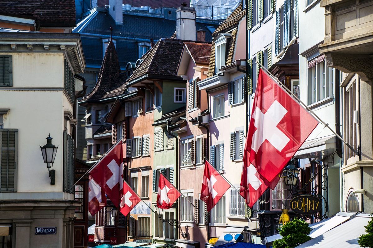 Calle de Zúrich con banderas Suizas - que ver en Zúrich
