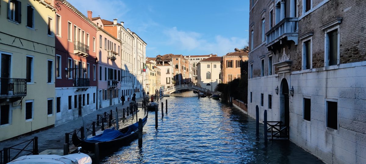Canal de Venecia con sus góndolas
