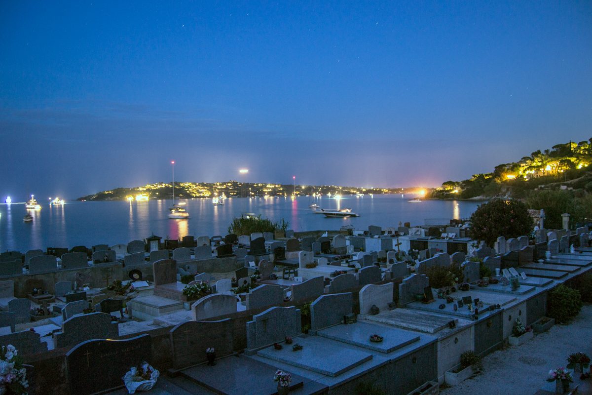 Cementerio en primera línea de playa de Saint-Tropez