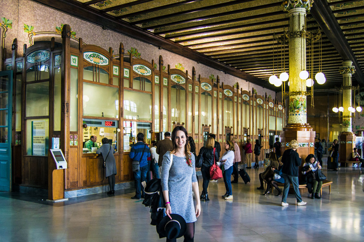 Nerea en el interior de la estación del Norte de Valencia - Un día en Valencia