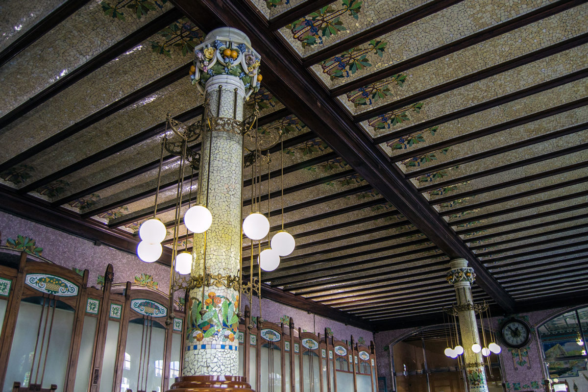 Columnas del interior de la estación del Norte de Valencia - Un día en Valencia