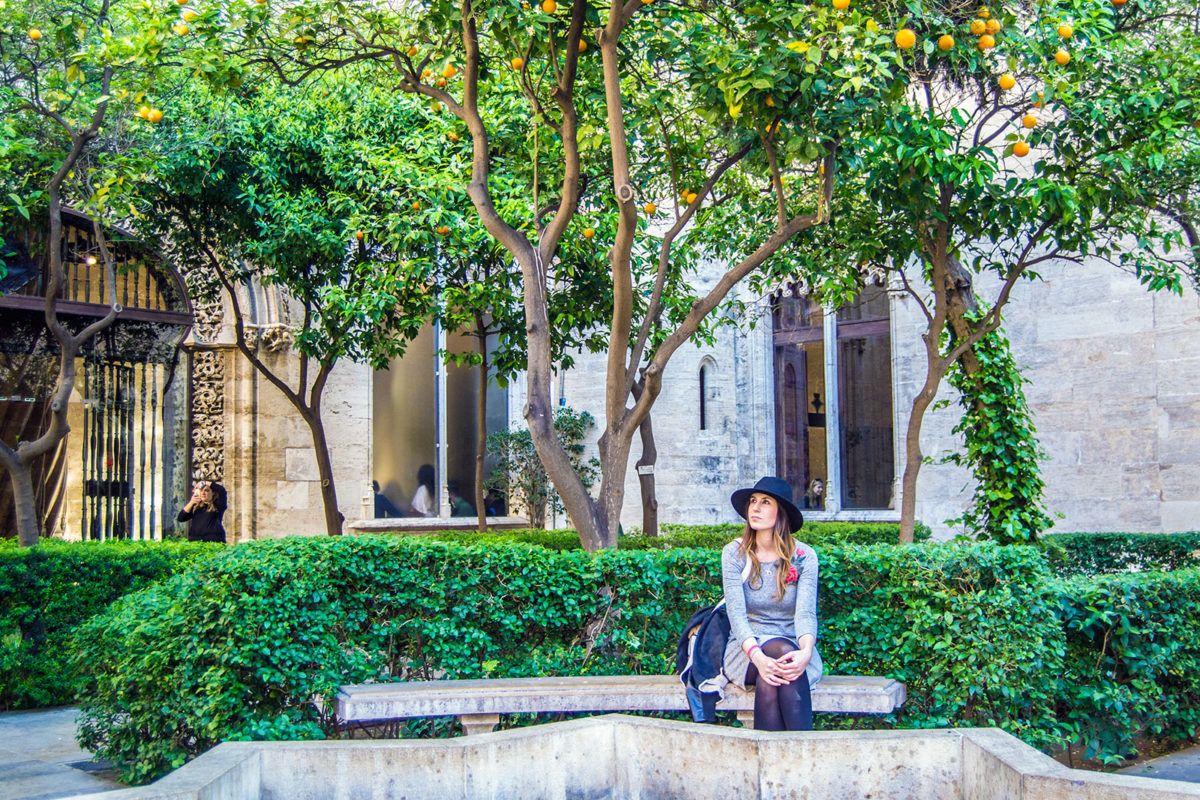 Nerea en el patio de los naranjos de la Lonja de la Seda o de los Mercaderes - Un día en Valencia