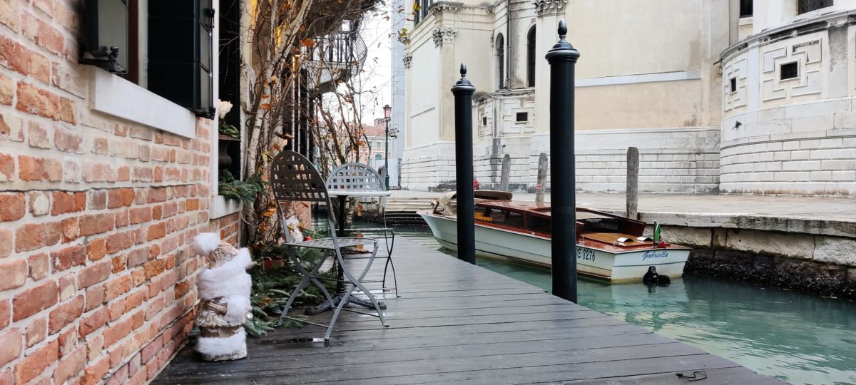Embarcadero y terraza detrás de la Basilica Santa María della Salud - Venecia en 3 días