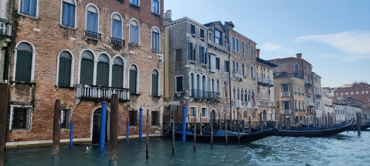 Gran Canal de Venecia y góndolas