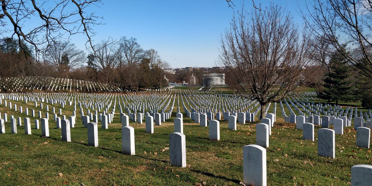 Hilera de tumbas en el Cementerio Arlington - excursiones desde Nueva York