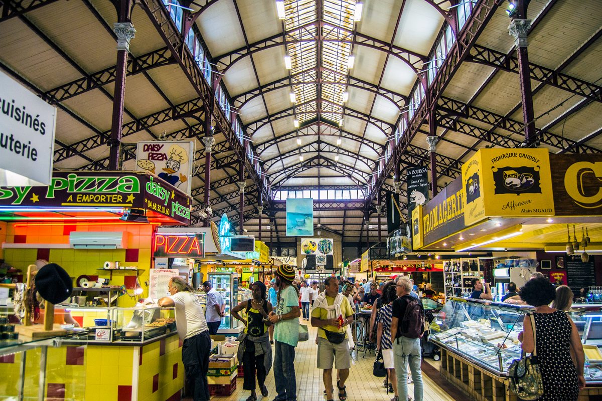 Interior del Mercado de Les Halles - qué ver en Narbona