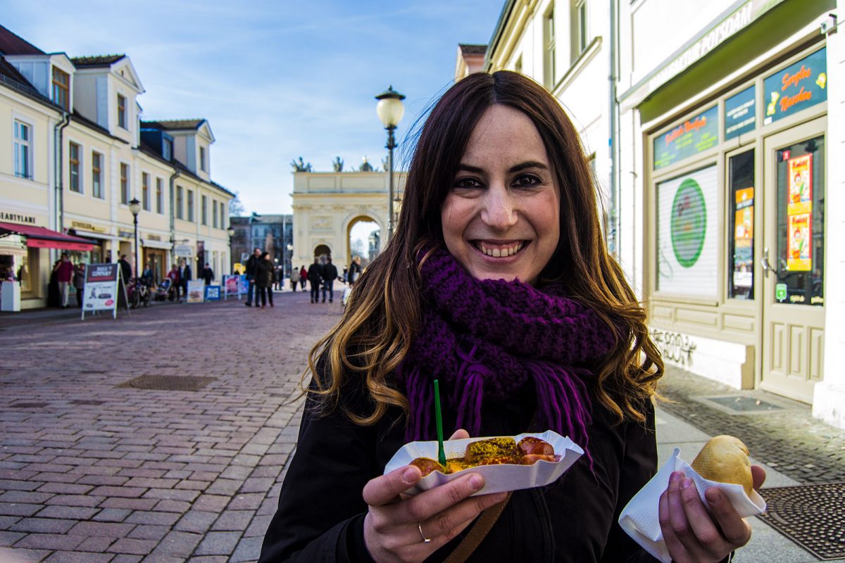 Nerea comiendo una currywurst en Postdam - día 3 en Berlín