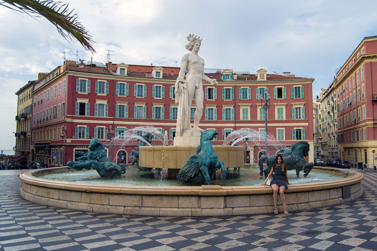 Nerea en la Plaza Massena Niza - un día en Niza y Montecarlo