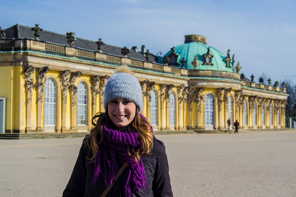 Nerea en la entrada del Palacio de Sanssouci - día 3 en Berlín
