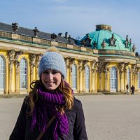 Nerea en la entrada del Palacio de Sanssouci – día 3 en Berlín