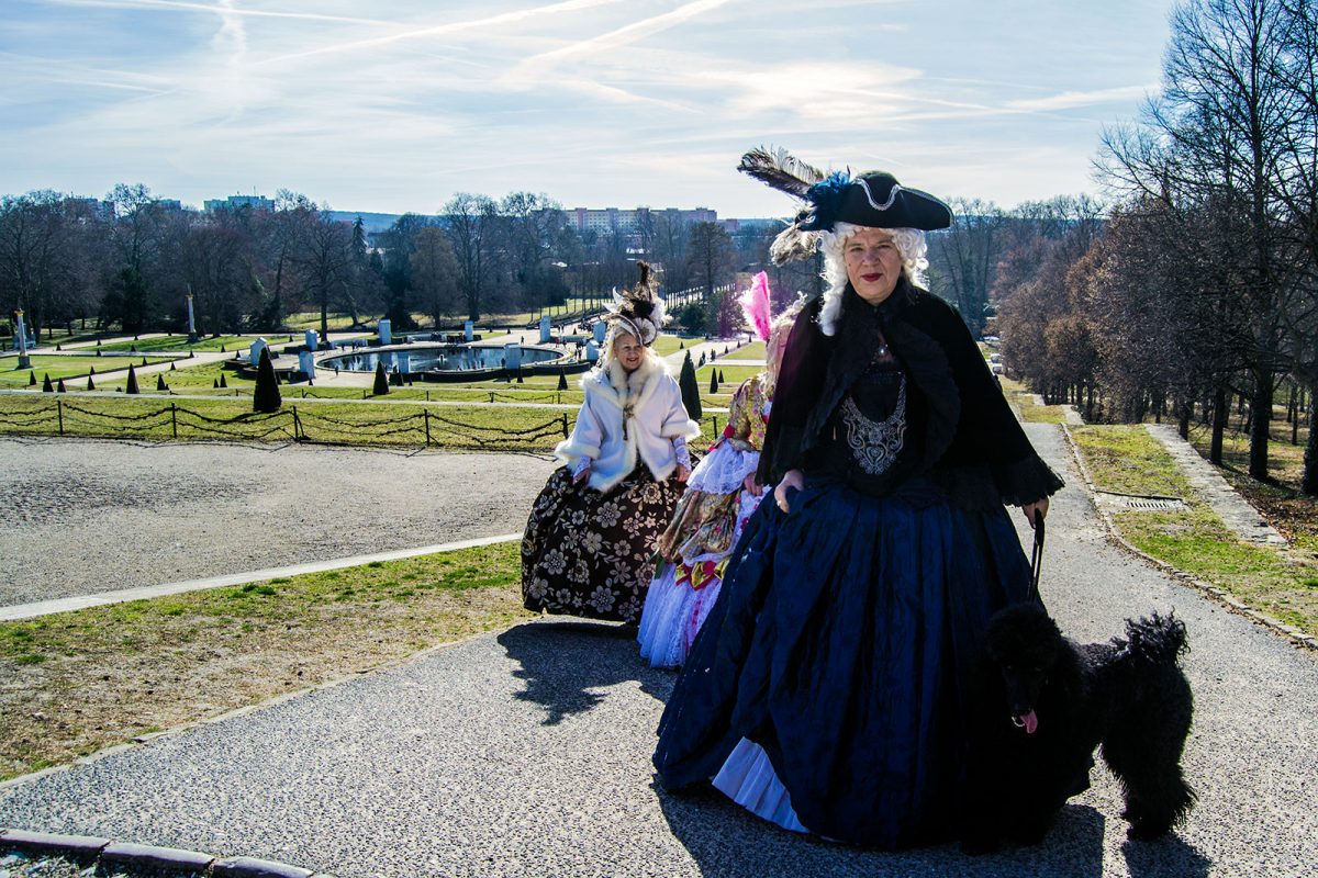 Personas disfrazadas en el Palacio de Sanssouci - día 3 en Berlín