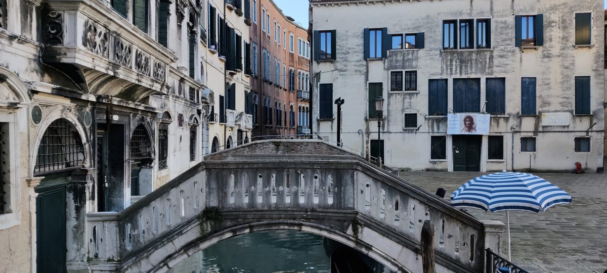 Plaza y puentes de Venecia