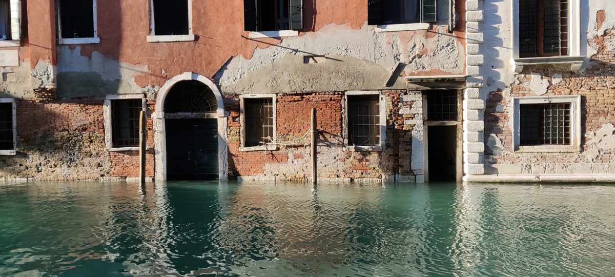 Portal a pie de canal en Venecia