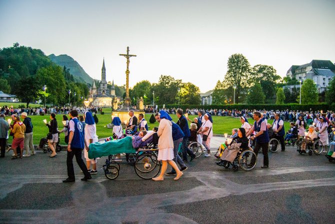 Procesión diaria en el Santuario de Lourdes 2