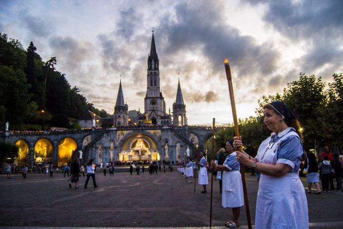 Procesión diaria en el Santuario de Lourdes
