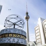 Reloj mundial de Alexanderplatz y torre de televisión
