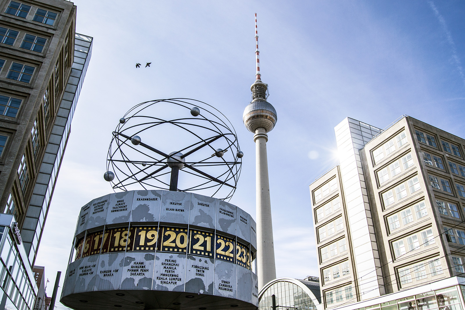 Reloj mundial de Alexanderplatz y torre de televisión