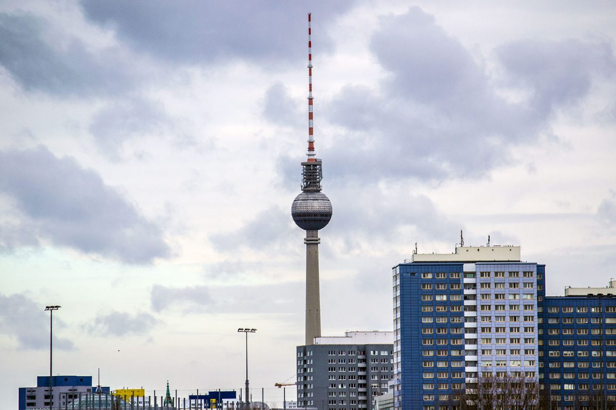 TV Tower de fondo desde la estación Warschauer Straße - día 4 en Berlín