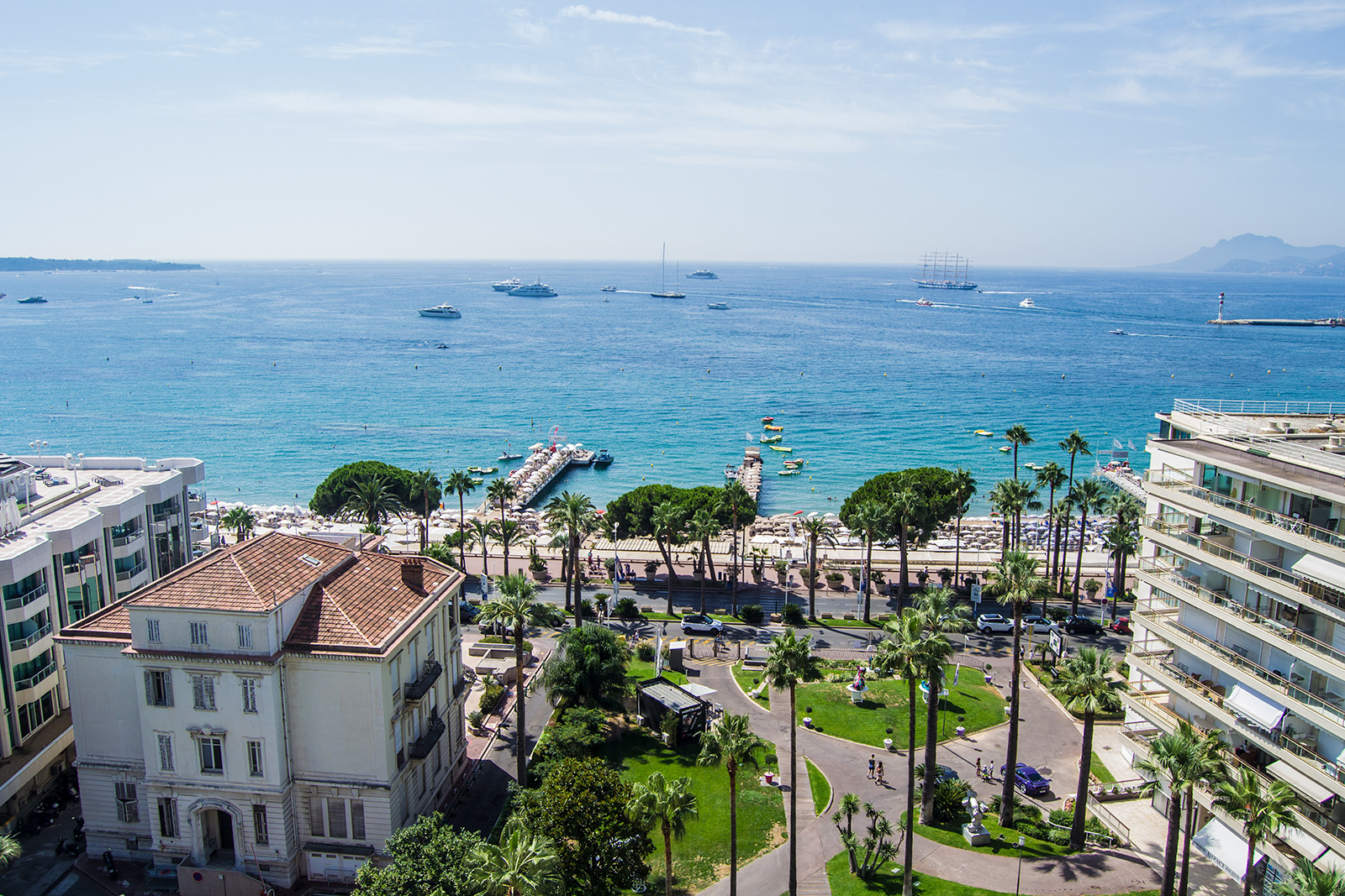 Vistas de la playa de Cannes desde la terraza del Grand Hotel Cannes