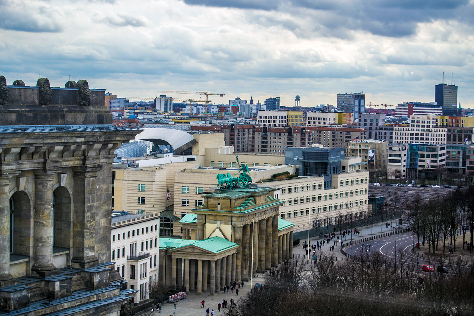 Vistas de la puerta de Brandenburgo desde la cúpula del Reichstag - día 4 en Berlín