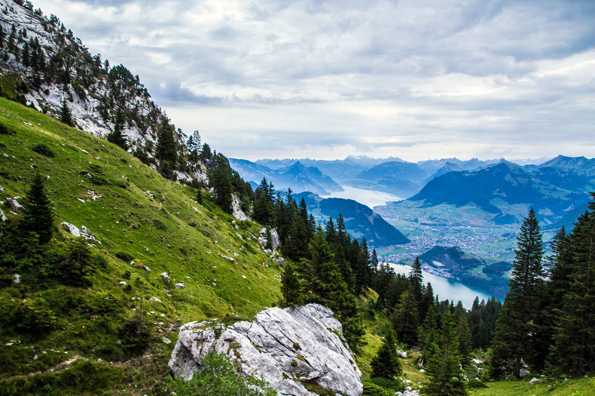 Vistas del valle y del lago Lucerna desde tren Pilatus - tren cremallera Monte Pilatus