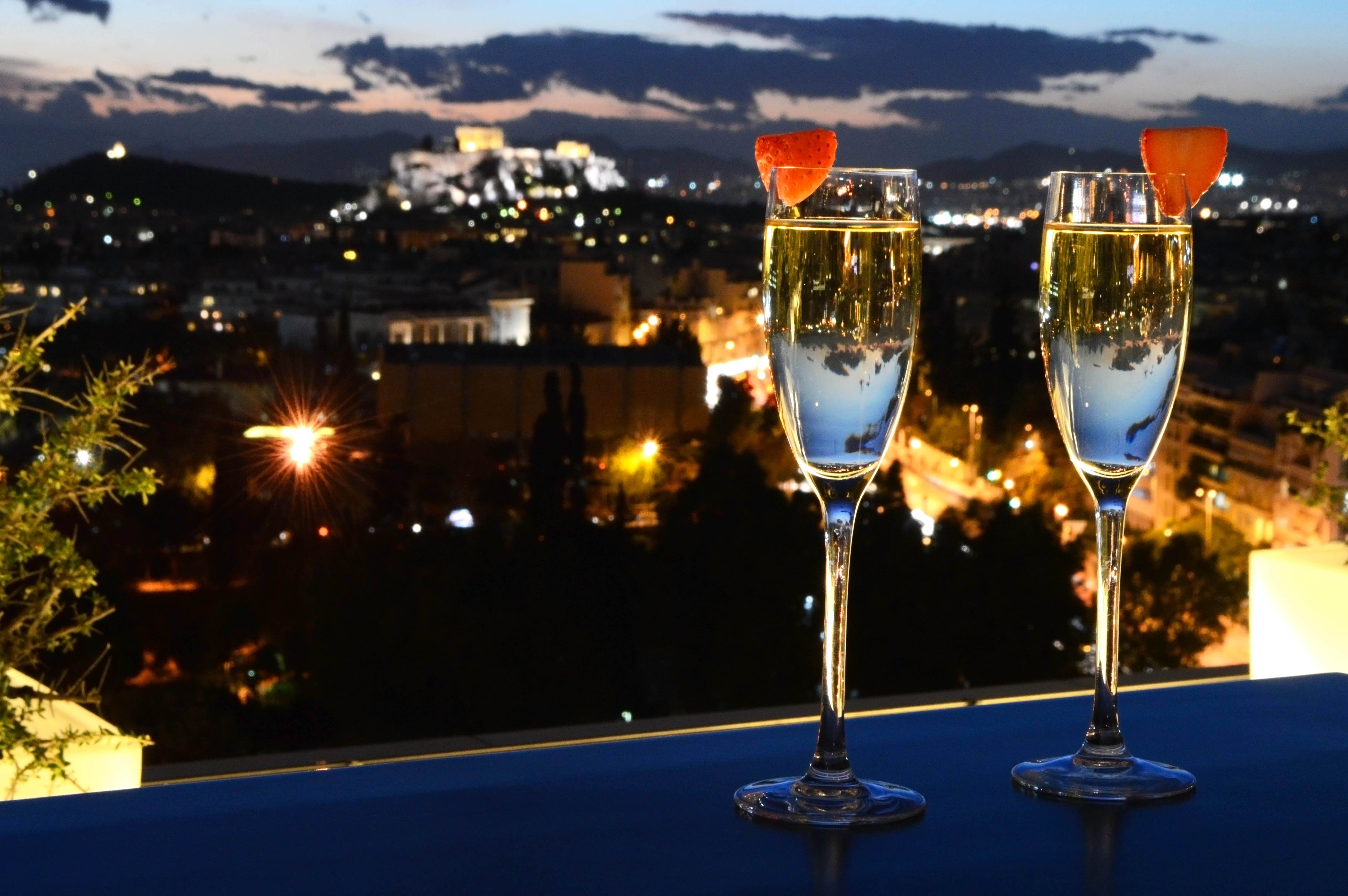 Copas de champagne en la terraza con vistas a la Acrópolis del Galaxy Bar del hotel Hilton de Atenas