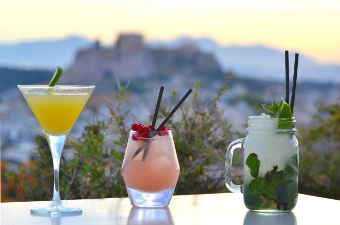 Cócteles en la terraza con vistas a la Acrópolis del Galaxy Bar del hotel Hilton de Atenas
