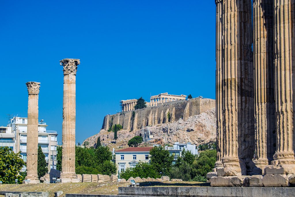 Imprescindibles de Atenas - Templo de Zeus con Acrópolis al fondo