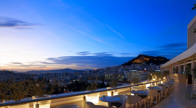 Terraza con vistas a la Acrópolis del Galaxy Bar del hotel Hilton de Atenas