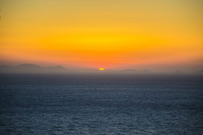 Atardecer desde el puerto de Oia en Santorini - mejores atardeceres de Santorini