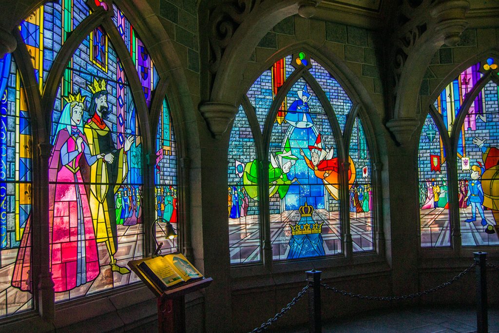 Escenas de la Bella Durmiente en las vidrieras del castillo - Consejos Disneyland París