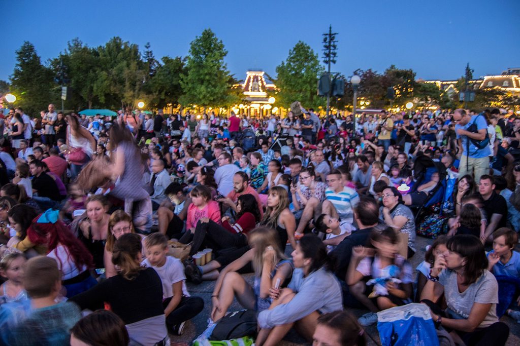 Gente a la espera del espectáculo final del Parque Disneyland - Consejos Disneyland París