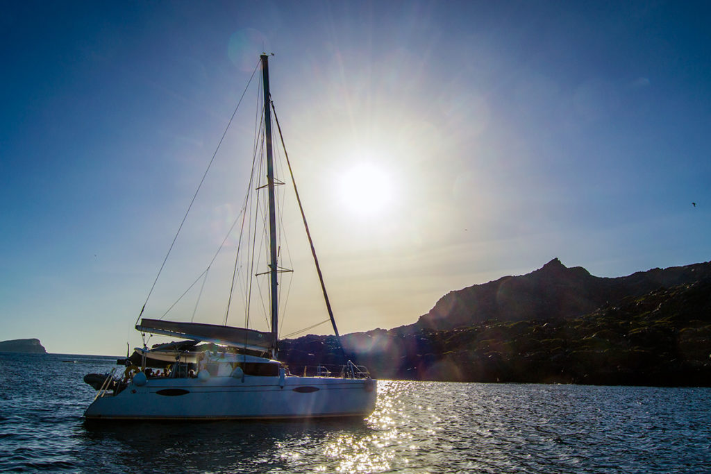 A punto de atardecer en alta mar - Descubrir Santorini