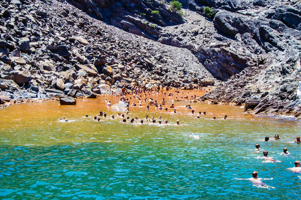 Baño en las aguas termales de Santorini - Descubrir Santorini
