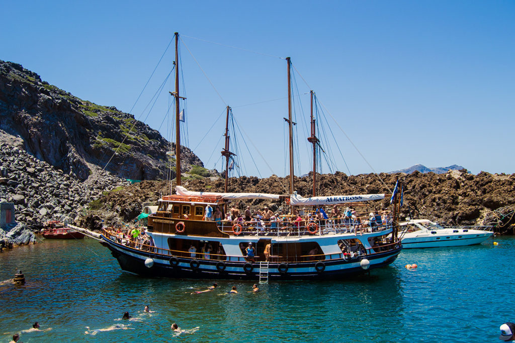 Barco en las aguas termales de Santorini - Descubrir Santorini