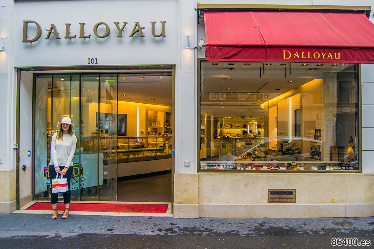 Nerea en la entrada de la tienda de Dalloyau París - Comer en París