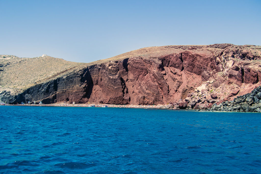 Playa roja desde crucero en yate - Descubrir Santorini