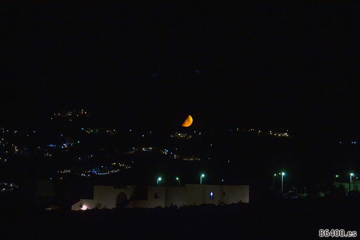 Luna sobre Santorini de camino al hotel - Descubrir Santo
