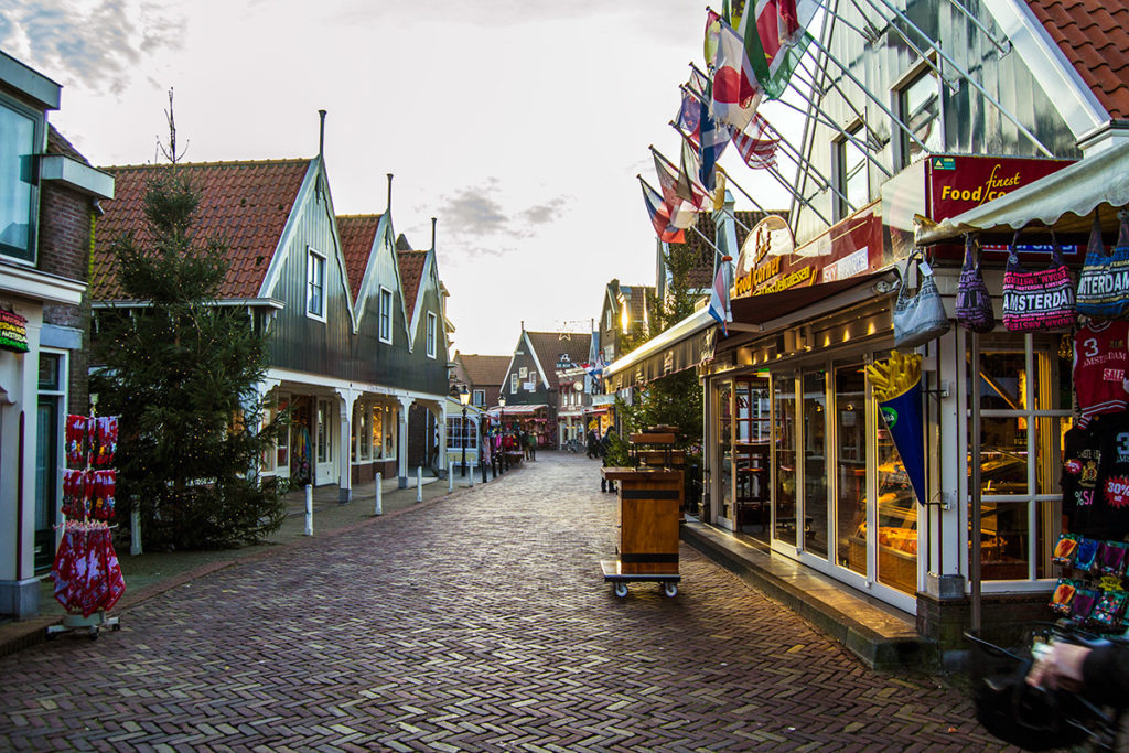 Calle turística en Volendam – Edam y Volendam
