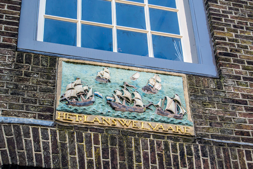 Escudo de barcos en una fachada en Monnickendam – Monnickendam y Marken