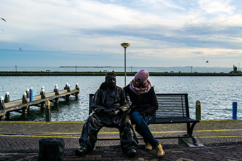 Nerea con un pescador del pueblo de Volendam – Edam y Volendam