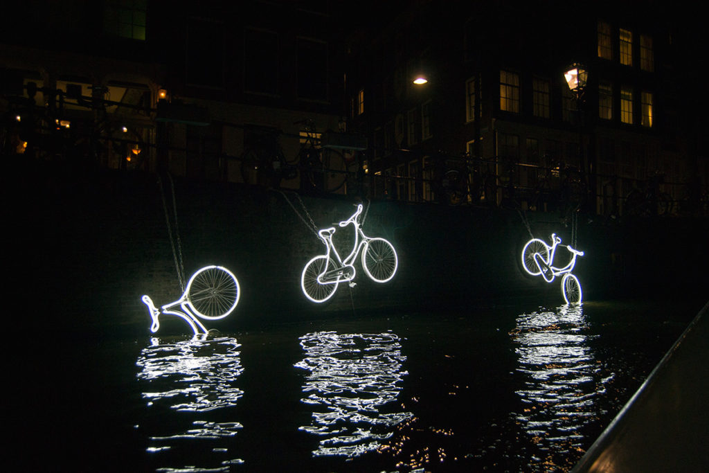 Bicis cayendo al canal del Water Colors Cruise – Disfrutar Amsterdam