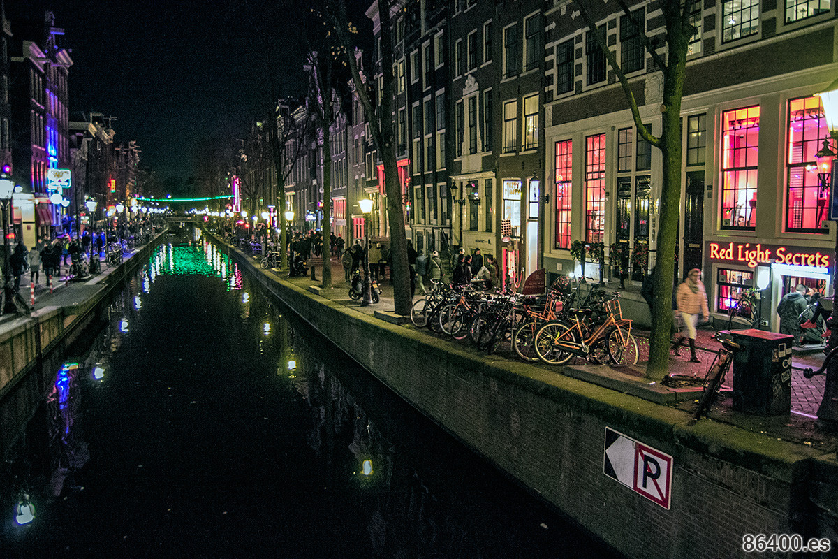 Calle del barrio rojo de Amsterdam donde se pueden apreciar los escaparates donde se exhiben las prostitutas - Recomendaciones Amsterdam