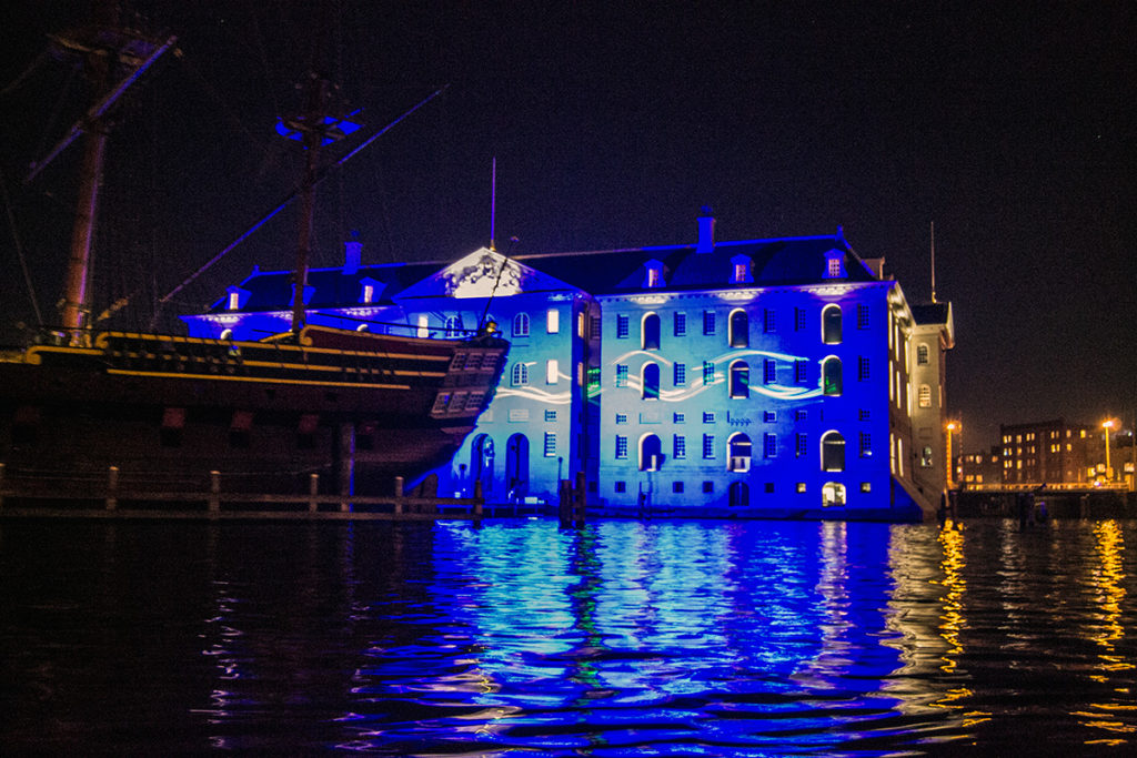 Casa con proyecciones del Water Colors Cruise – Disfrutar Amsterdam