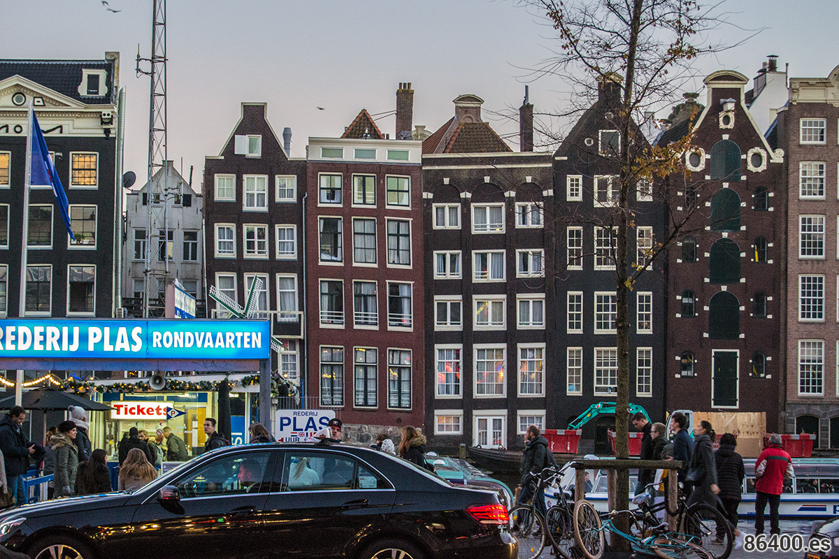 Casas del mismo ancho de la calle Damrak - Disfrutar Amsterdam