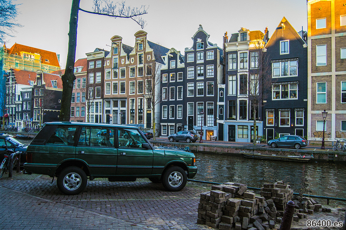 Diferentes gabletes de los edificios y Land Rover - Disfrutar Amsterdam