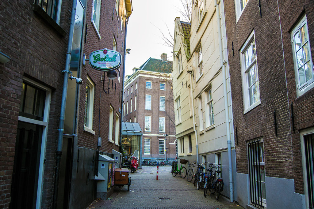 Edificio inclinado hacia delante – Disfrutar Amsterdam