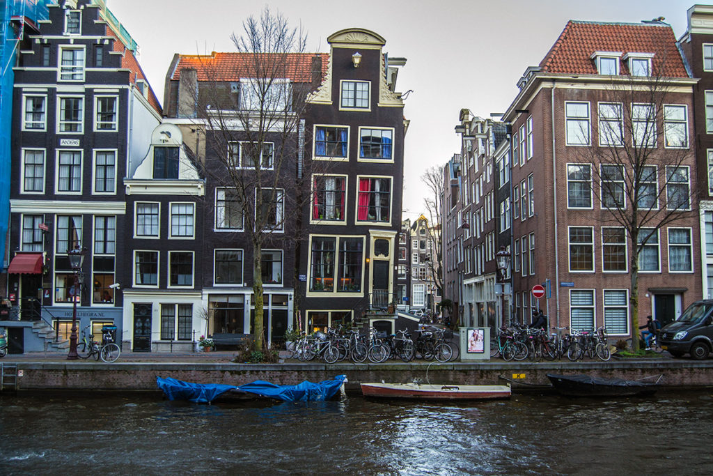 Edificio torcido de Amsterdam – Disfrutar Amsterdam
