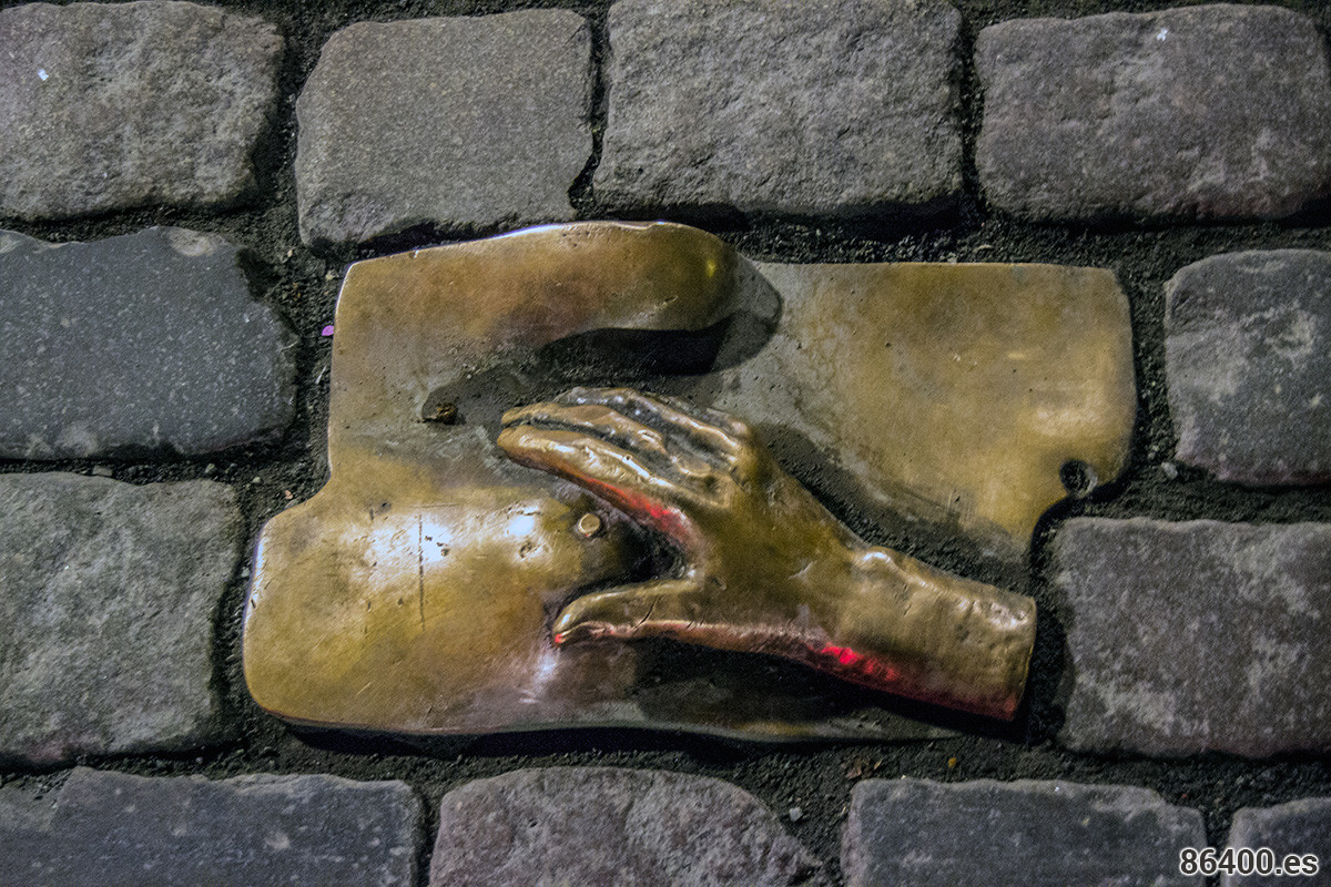 Escultura en el suelo del barrio rojo de Amsterdam - Recomendaciones Amsterdam